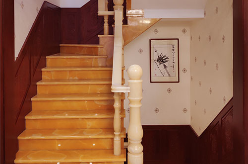 东西湖中式别墅室内汉白玉石楼梯的定制安装装饰效果
